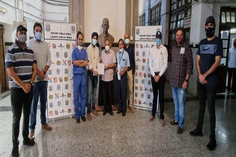 Handing over BiPAP machines at Government Medical College under Project VAAYU, 2021